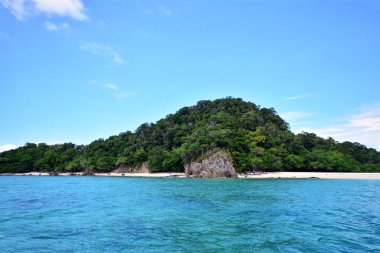 Güzel bir plaj ve taş Khai Island, Andaman Tayland