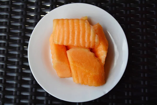 Tranche de cantaloup sur une assiette . — Photo