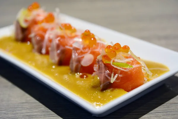 Delizioso rotolo di sushi di salmone con uova, stile di cibo giapponese — Foto Stock