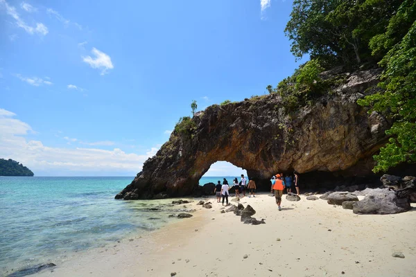 Belle plage avec l'arche de pierre de Koh Khai, Thaïlande — Photo