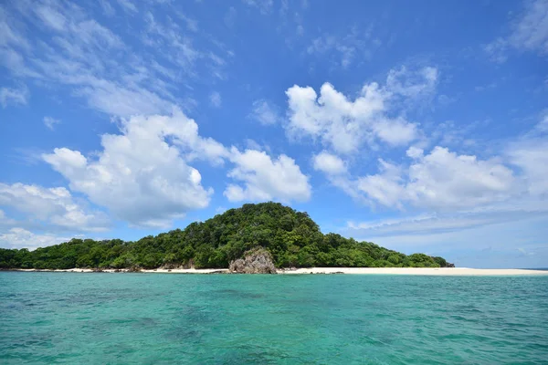 Bela praia e pedra na Ilha Khai, Andaman Tailândia — Fotografia de Stock