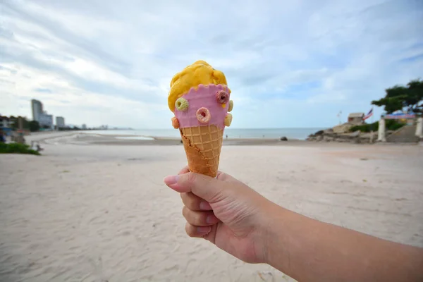 冰淇淋圆锥与好天空，夏天的海滩上举行 — 图库照片