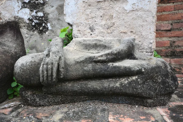 Mão dos danos antigos estátua de buddha em Wat Hahathat em Ayuttha — Fotografia de Stock