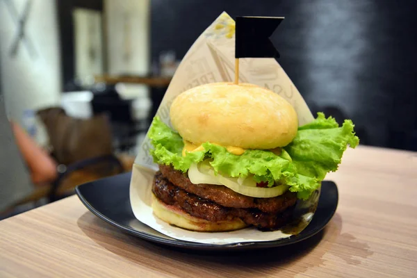 Hamburguesa fresca y sabrosa con carne a la parrilla, queso y verduras — Foto de Stock