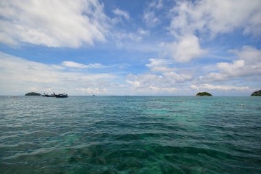 Tropikal beyaz kumları ve mavi deniz Andaman Denizi, mavi gökyüzü ile. L