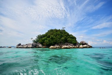 Tropikal beyaz kumları ve mavi deniz Andaman Denizi, mavi gökyüzü ile. L