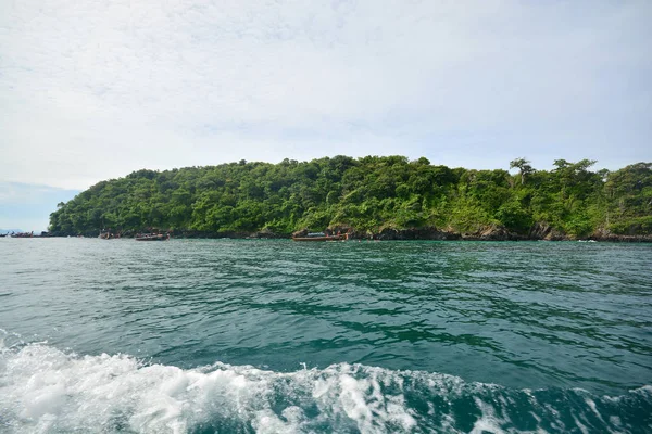 Кристально чистая вода в Андаманском море. Остров Липе, Сатун, Таиланд — стоковое фото