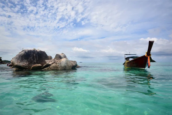 Тропический белый песок и голубое море с голубым небом в Андаманском море. L — стоковое фото