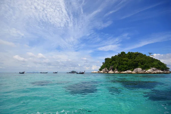 Tropiska vita sanden och det blåa havet med blå himmel vid Andamansjön. L — Stockfoto