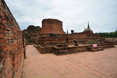 Eski tuğla tapınak ve Buda heykeli. Tarihi Milli Parkı,