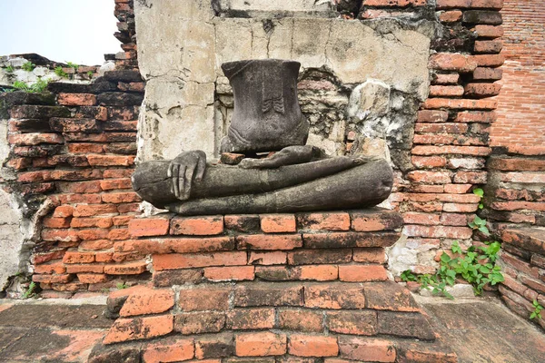 Antigua estatua monje en antiguo templo de ladrillo, Wat Yai Chai Mongkol en Ayu —  Fotos de Stock