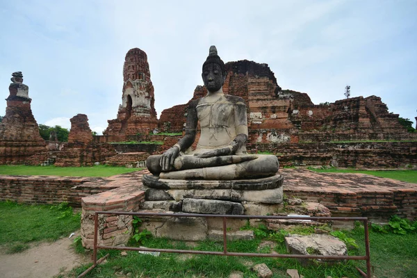 Vecchia statua del monaco nel vecchio tempio di mattoni, Wat Yai Chai Mongkol ad Ayu — Foto Stock