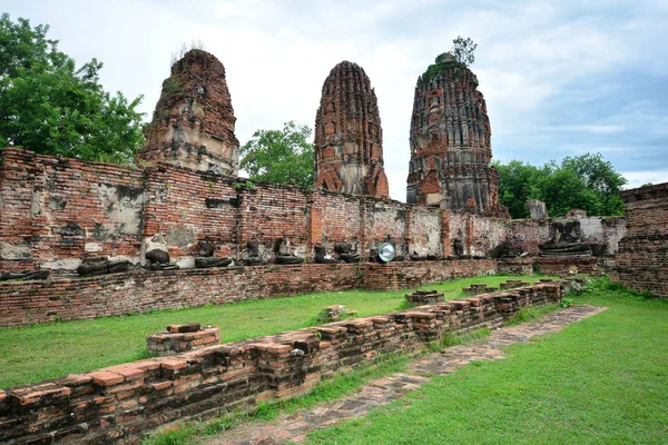 Antiguo templo de ladrillo y estatua de buda. Parque nacional histórico , —  Fotos de Stock