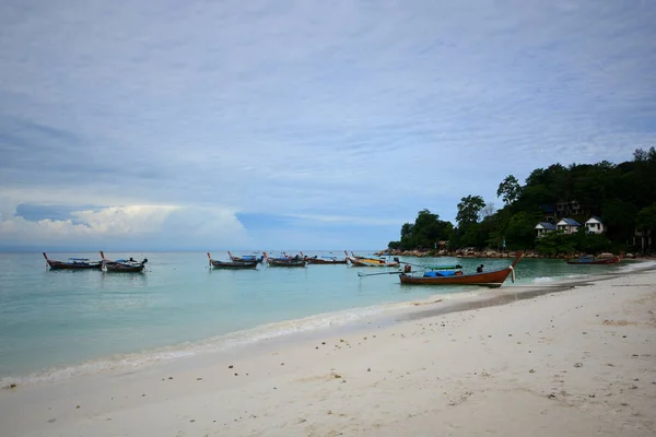 Tropiska vita sanden och det blåa havet med blå himmel vid Andamansjön. L — Stockfoto