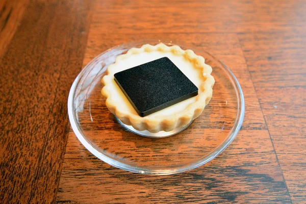 カフェで木製テーブルの上のチョコレートとバニラのタルト. — ストック写真