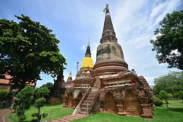 Vecchio tempio di mattoni e statua di buddha. Parco nazionale storico , — Foto Stock