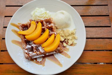 Taze şeftali, dondurma, kamçı krema ve cr ile Belçika waffle