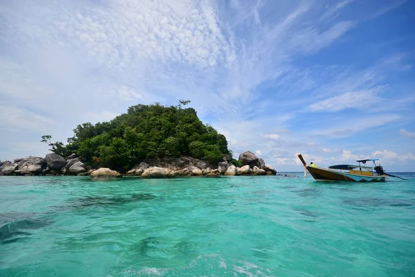 Sabbia bianca tropicale e mare azzurro con cielo azzurro al Mare delle Andamane. L — Foto Stock