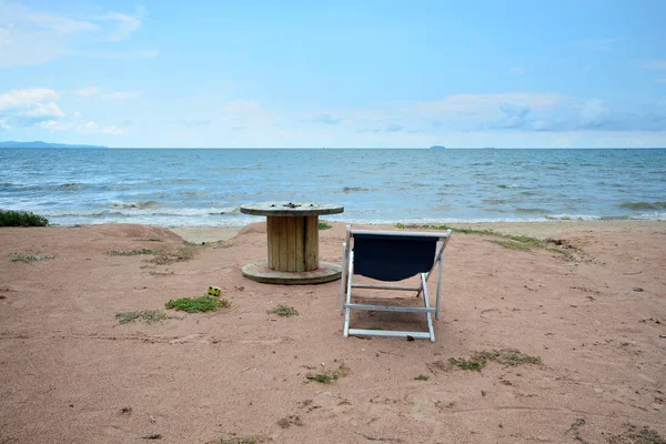 Lonely beach chair with sunny day and beautiful beach, summer ho — Stock Photo, Image