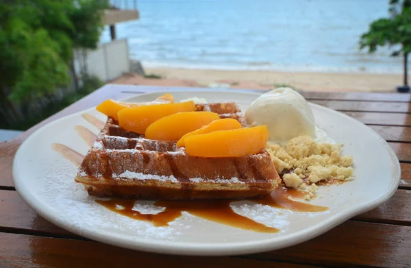 Belgische Waffeln mit frischen Pfirsichen, Eis, Schlagsahne und Cr — Stockfoto