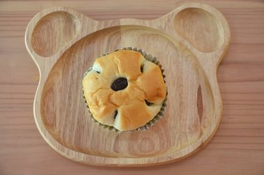 Tabakta kuru üzüm ile ev yapımı topuz