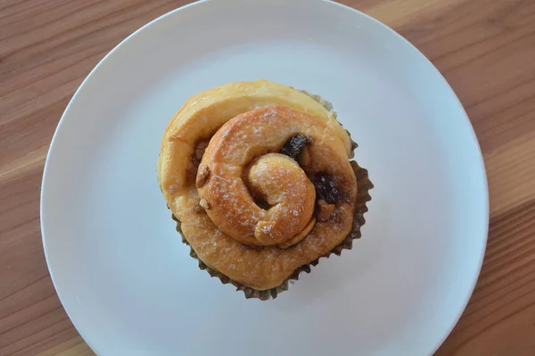 Bun caseiro delicioso rolo de canela com amêndoa — Fotografia de Stock