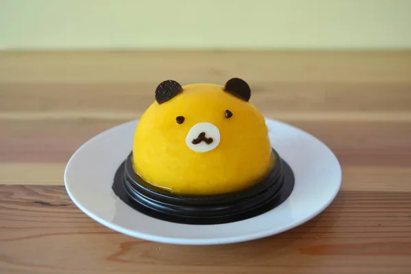 Testa di orso Torta arancione su un piatto — Foto Stock