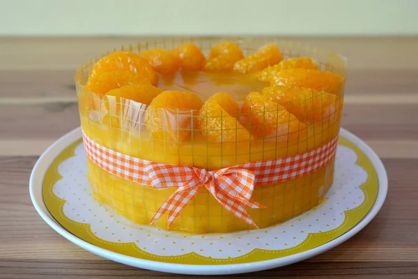 Апельсиновый торт с апельсиновой начинкой на деревянном фоне — стоковое фото