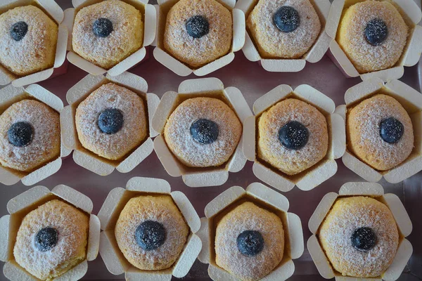 신선한 블루베리와 수 제 바닐라 컵 케이크 — 스톡 사진