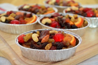 Kurutulmuş meyve ve badem ile meyve pasta.