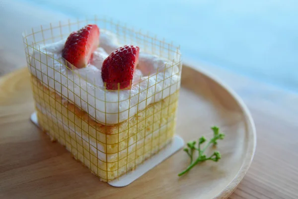 Gâteau court à la fraise maison avec fraise fraîche — Photo