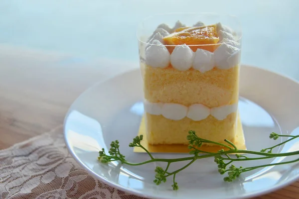 Pastel de crema fresca de naranja casera con cobertura de naranja y c fresco —  Fotos de Stock