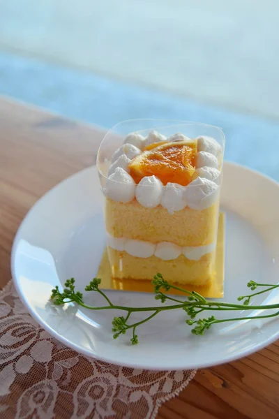 Pastel de crema de naranja casera con cobertura de orang —  Fotos de Stock