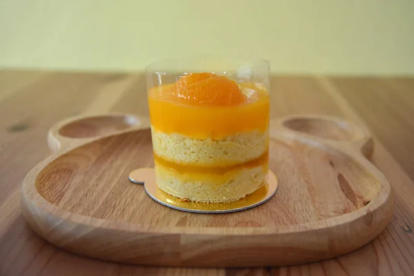 Hausgemachte Orangen-Sahnetorte mit Orangen-Belag — Stockfoto