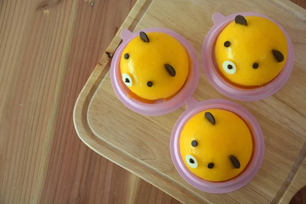 Ev yapımı turuncu oyuncak ayı'nın baş şifon kek — Stok fotoğraf