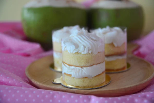 Pastel de crema fresca de coco horneado casero —  Fotos de Stock