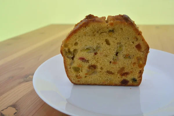 Obstkuchen mit getrockneten Früchten und Mandeln. — Stockfoto