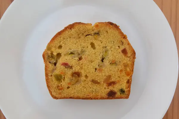 Obstkuchen mit getrockneten Früchten und Mandeln. — Stockfoto