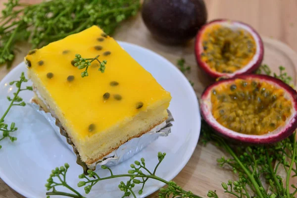 Pastel de fruta de la pasión con fruta fresca de la pasión, hecho en casa —  Fotos de Stock