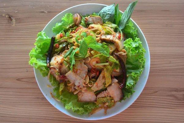 Thajská Pikantní vepřové salát s bylinkovou, thajské jídlo — Stock fotografie