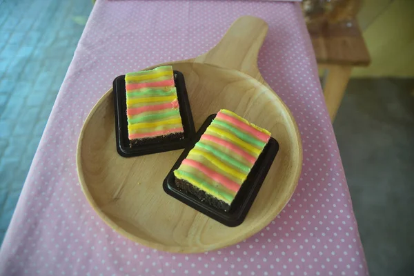 Bolo de queijo caseiro Brownie com cor do arco-íris — Fotografia de Stock