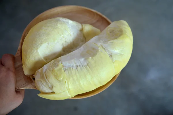 Durian le roi des fruits sur assiette en bois — Photo