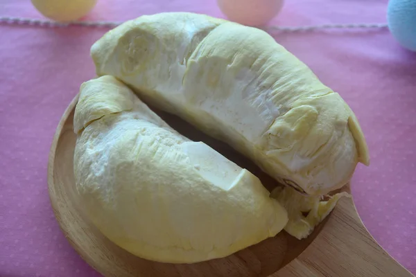 Durian il re della frutta su piatto di legno — Foto Stock