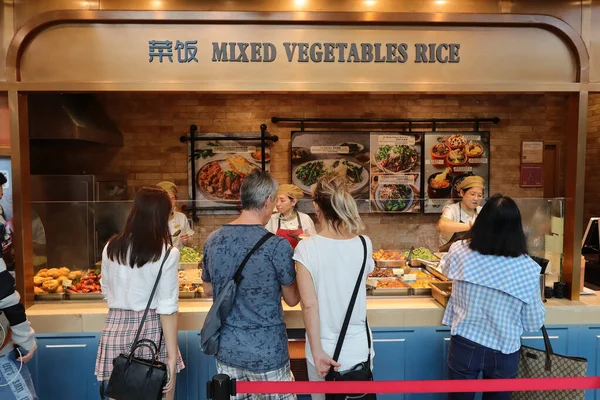Singapur Januar 2020 Tourist Bestellt Lebensmittel Einem Food Court Den — Stockfoto