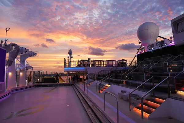Sonnenuntergang Vom Offenen Deck Des Luxus Kreuzfahrtschiffes Mit Reflexion Den — Stockfoto