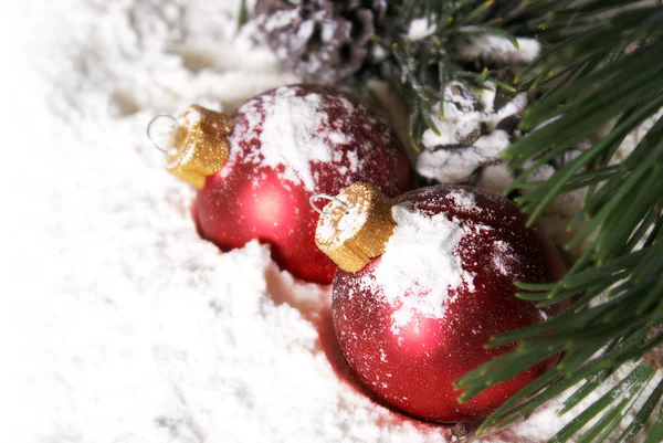Karlı Noel Pines Baubles — Stok fotoğraf