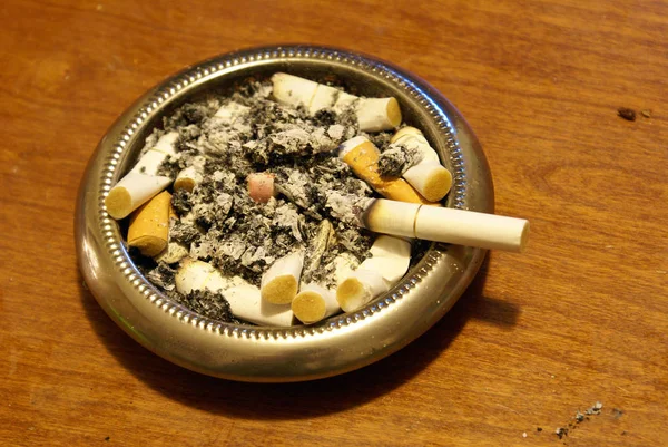 Ash Tray Use — Stock Photo, Image