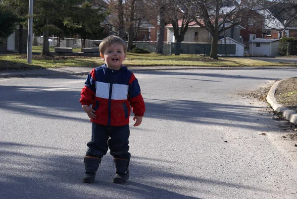Bambino che attraversa la strada — Foto Stock