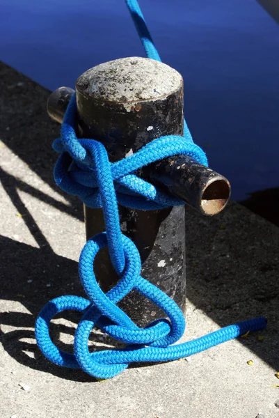 해안선에서 보트 매듭 — 스톡 사진