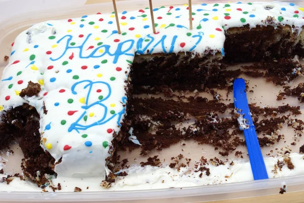 Torta di compleanno al cioccolato degustata — Foto Stock